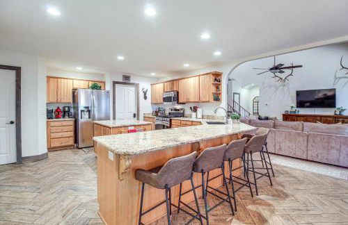 Near Woodland Lake Park Cabin with Serene Deck! - Foto 8