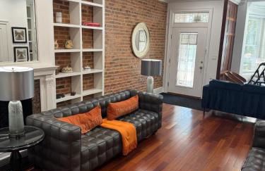 Classy Victorian Brownstone Subway Shopping - Photo 1