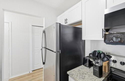 1BD 1BA Stylish Arlington Home w Backyard - Foto 15
