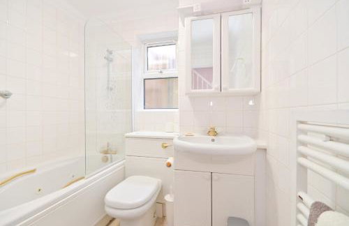 Princes Esplanade-Beachfront House with Balcony a stone throw from Gurnard Beach - Foto 26