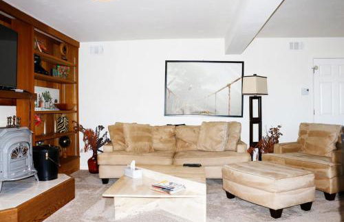 Modern 2 BR 2BA Biz Friendly Duplex with Fast Wi-Fi and Workspaces - Foto 44