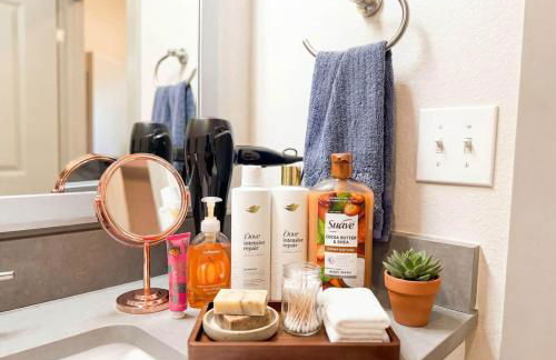 Gorgeous Luxury Lake View Suite | Gym & Pool - Foto 15