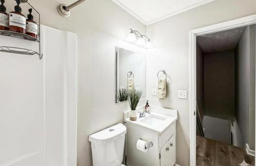 King Bed! Soaking tub! Fenced Yard w Screen Patio - Foto 46