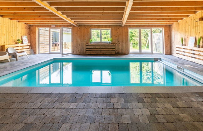 Mansion With Pool & Bar - Photo 21