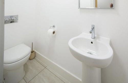 Liverpool Gem, Spacious 2BR Apt, Sleeps 8 - Photo 27