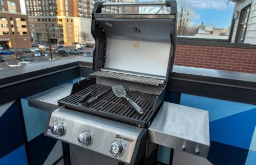 Walkable Rooftop Retreat 2BR, Workspace & BBQ - Foto 35