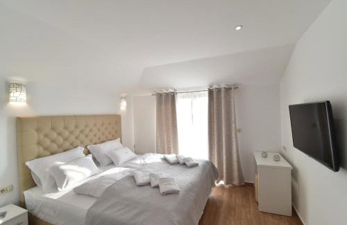 Villa Muskatel KRK -with heated covered pool - Photo 37