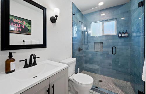 NEW Retro Escape 70's Vibes Wellness Game Room - Foto 42