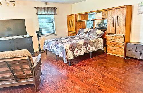 Texas Speedway Retreat: Desk + Cowboy Dipping Pool by Vacation Your Way - Foto 7