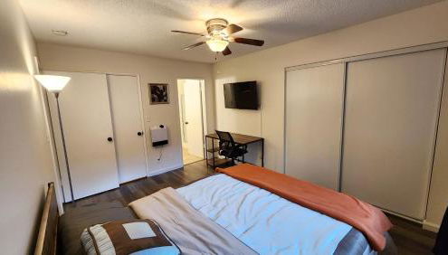 Private, Spacious, 4x Queen, 300 MBPS Internet with Backyard! - Photo 2