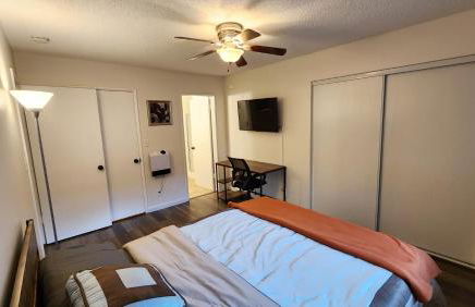 Private, Spacious, 4x Queen, 300 MBPS Internet with Backyard! - Foto 2