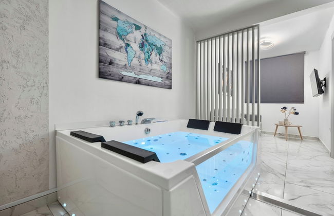Premium Jacuzzi Suite at the City Center - Photo 1