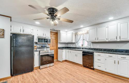 Auburn Finger Lakes Farmhouse with Open Views! - Foto 10