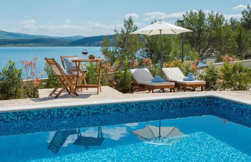 Seafront Villa Noah with heated pool - Foto 1