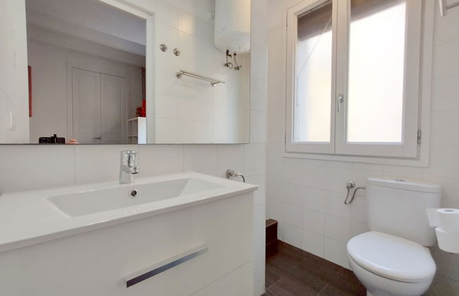 Barceloneta Apartment With Balcony - Photo 16