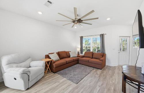 Modern Pine-Scented Retreat – 30 Mins to Beach! home - Foto 15