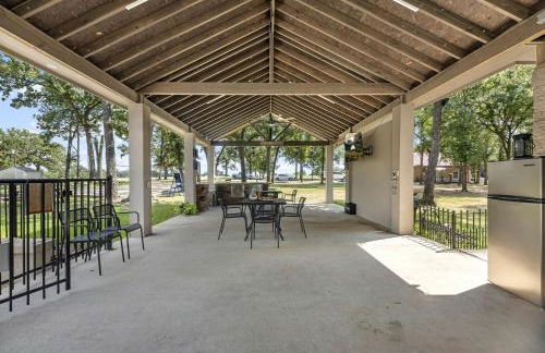 Tranquil Tiny Home Resort with Heated Pool & Goats near Houston, Hempstead Texas - Foto 42