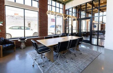 Cozy 1BR with Private Balcony, Gym, Pool & Workspace - Foto 4