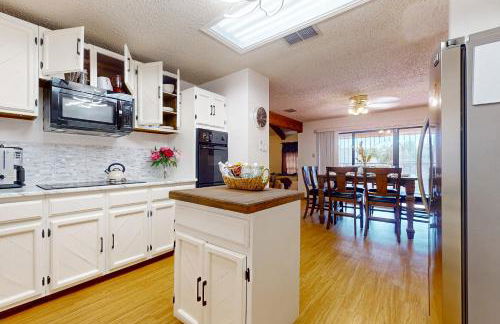 Walk to Park! Family-Friendly Laredo Home with Yard - Foto 2