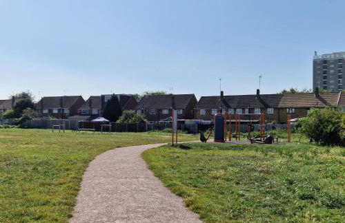 Lovely 4 bed house with patio & bbq - Photo 22