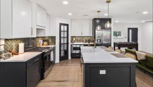 Luxury Oasis 4B 2B Jacuzzi Pet Friendly - Photo 2