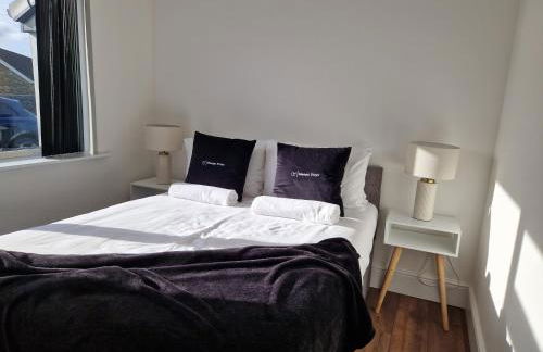 Modern & Spacious 5 Bedroom Bungalow with Parking Near Brecon Beacons & Bike Park Wales - Photo 17