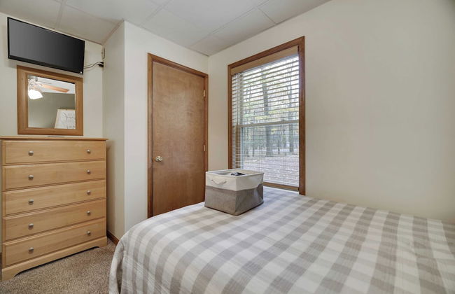 Woodland Oasis by Avantstay Hot Tub, Firepit, Walk to Lake - Photo 32