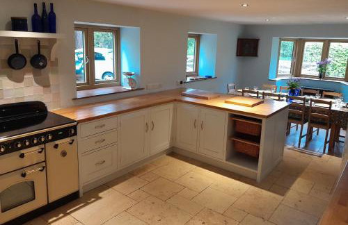 Canal-side 5-Bed Cottage - Sleeps 10 Pet Friendly - Foto 14