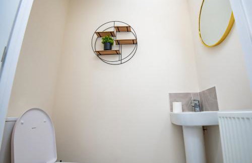 Luxury 5BDR with City Access, Free Parking and Wi-Fi - Photo 17