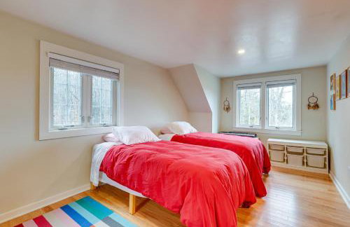 Expansive Wilmot Escape with Deck Near Skiing! - Foto 25