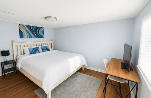 The Sunset Getaway, Modern 3BR w Deck Minutes from I-65, Fenced Yard - Foto 3