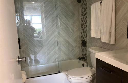 Oceanview on SAND located in Ocean Manor Resort Fort Lauderdale Beach 2 bed 2 bath spacious corner unit partial ocean view - Foto 43