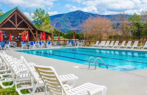 Little Pine Lodge a Smokies Hideaway - 1 mi to GSMNP - King Suite & Loft, Fireplace, Hot Tub & BEARS! - Foto 6