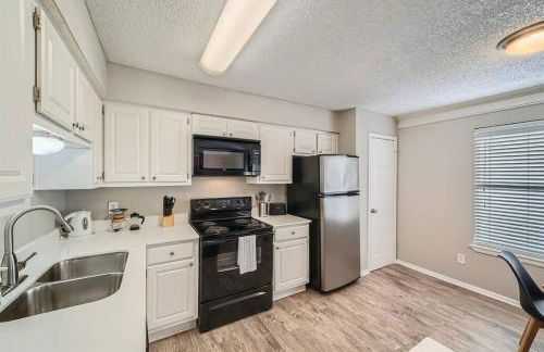 Chic 2B Getaway - 10min to DTWN - W/D, Pool, Prkg - Foto 5