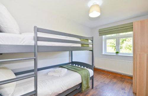 Adgestone Villa - A Luxurious Countryside Escape with Heated Pool, Near Sandown Beach, Dog Friendly in Rural Sandown - Perfect Getaway for Family & Friends - Photo 44