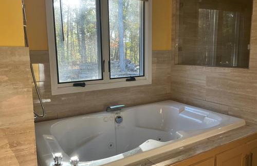 Quiet Forest Vacation home on a Private Road with Spacious Patios, Fire pit, Pet friendly and a Private pool - Foto 14