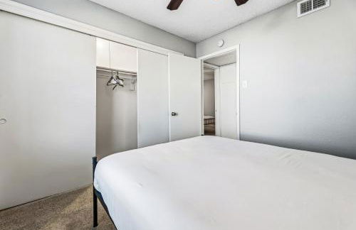 Trendy 2BR Apartment with Pool and Gym Access - Foto 11