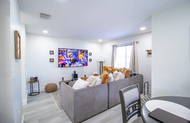 Good Vibes Oasis- Cozy Townhome With Parking - Photo 3