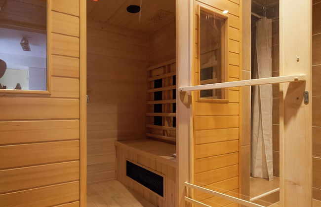 Elegant House With Heated Pool and Sauna - Photo 23