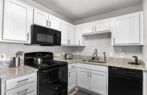 2BR Modern Hideaway near Downtown, Gated, Pool - Foto 19