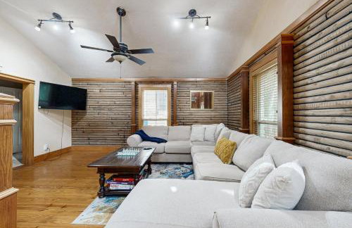 Bacliff Family Getaway with Game Room and Private Pool - Foto 6