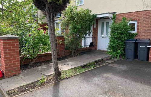 BrumStay - 4 Bedrooms TownHouse sleeps 6 with Driveway Parking and Garden - Foto 6