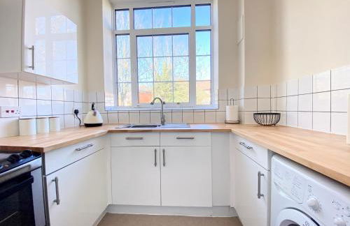 4 Single beds or 2 Doubles - FREE PARKING SPACES - SMART TV's - City Centre Spacious flat - Photo 7