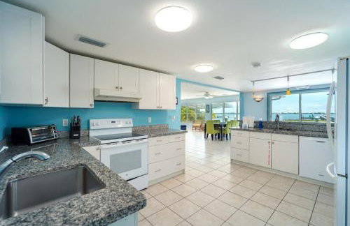 Waterfront Beach House with Dock & Heated Pool - Foto 14