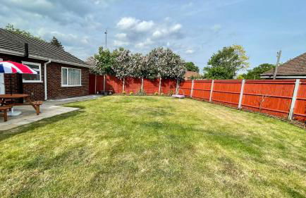 Cheerful 3 Bedroom 2 Bathroom Bungalow by CozyNest - Photo 15