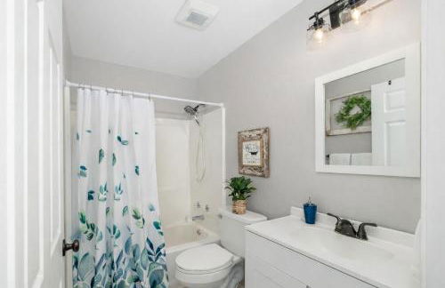 Pool House, Short Drive to Beach, Grill, Smart TV - Foto 27