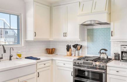 Stunning Escape • Hot Tub Panoramic View Prime Location Hilltop by AvantStay - Photo 13