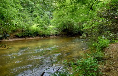 K6 Lodge Gather around the firepit soak in the hot tub and splash in the creek - Foto 30