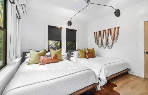 Hacienda Flamingo Unit 1 - Spacious Designer Flat with Sunroom & Style - Foto 16