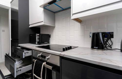 Cheerful 2 Bedroom Homely Apartment, Sleeps 4 Guest Comfy, 1x Double Bed, 2x Single Beds, Free Parking, Free WiFi, Suitable For Business, Leisure Guest, Contractors, QE Hospital, Glasgow, Near Airport & City Centre, Perfect For Common Wealth Games 2026 - Foto 31